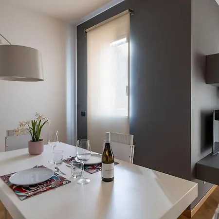 Porta Romana Luxury شقة *